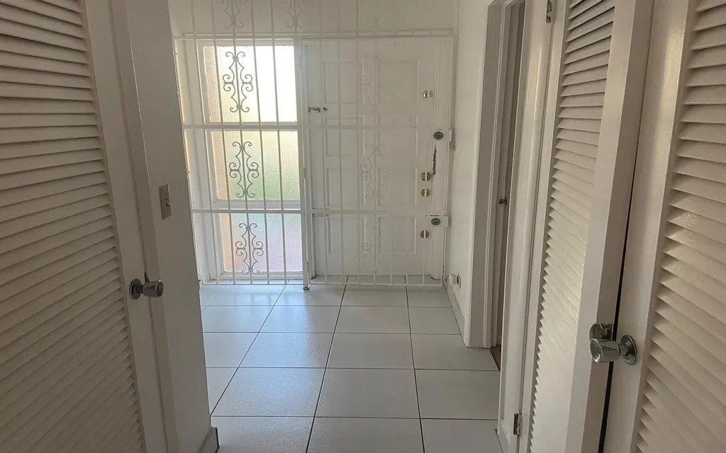 64 Golf Course Avenue New Providence Paradise Island BS