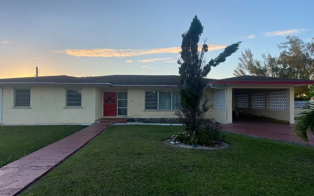 64 Golf Course Avenue New Providence Paradise Island BS