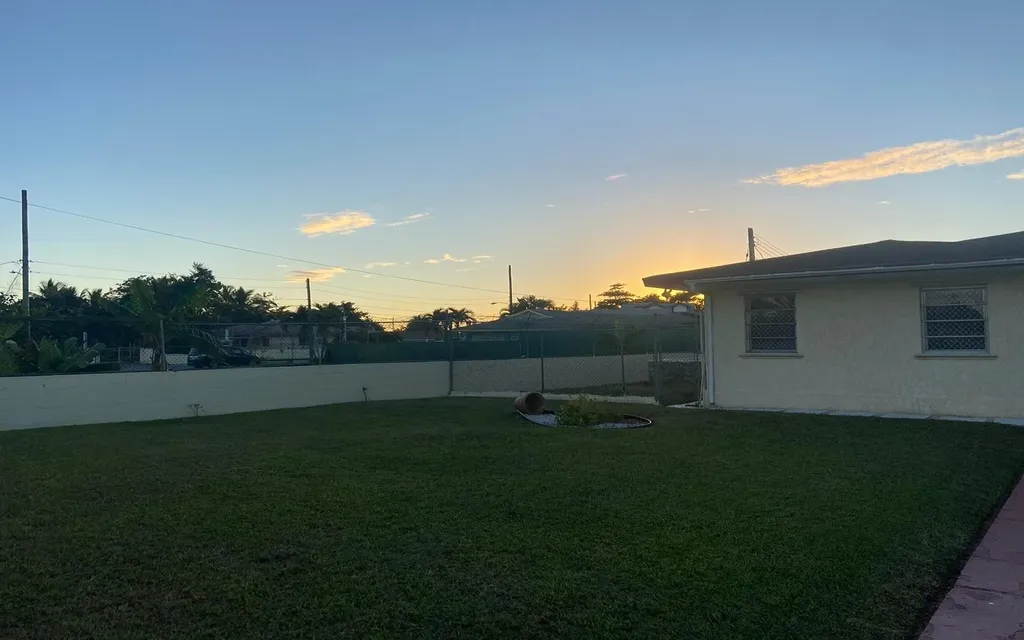 64 Golf Course Avenue New Providence Paradise Island BS