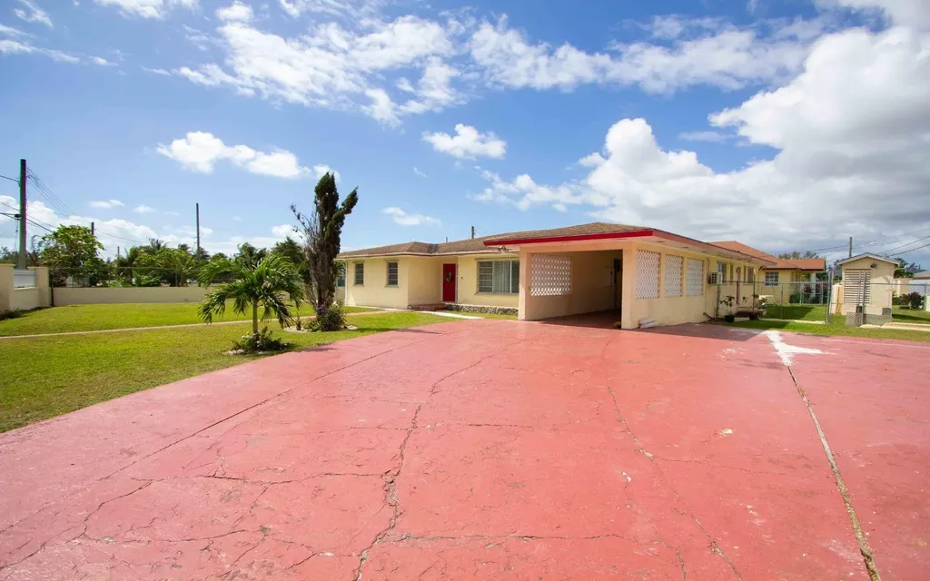 64 Golf Course Avenue New Providence Paradise Island BS
