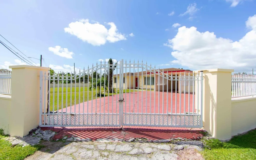 64 Golf Course Avenue New Providence Paradise Island BS