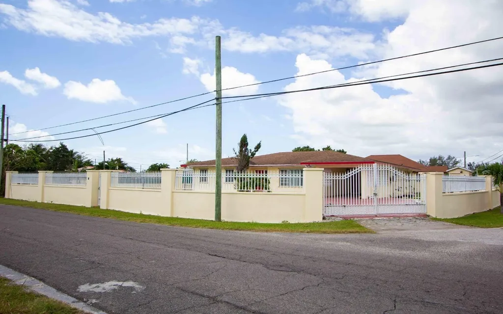 64 Golf Course Avenue New Providence Paradise Island BS