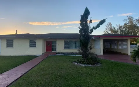 64 Golf Course Avenue New Providence Paradise Island BS