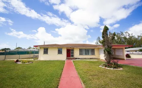 64 Golf Course Avenue New Providence Paradise Island BS