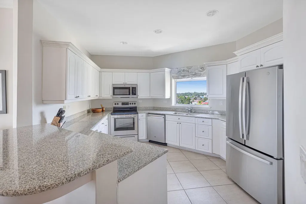 Bay Tower, Bayroc New Providence Paradise Island BS