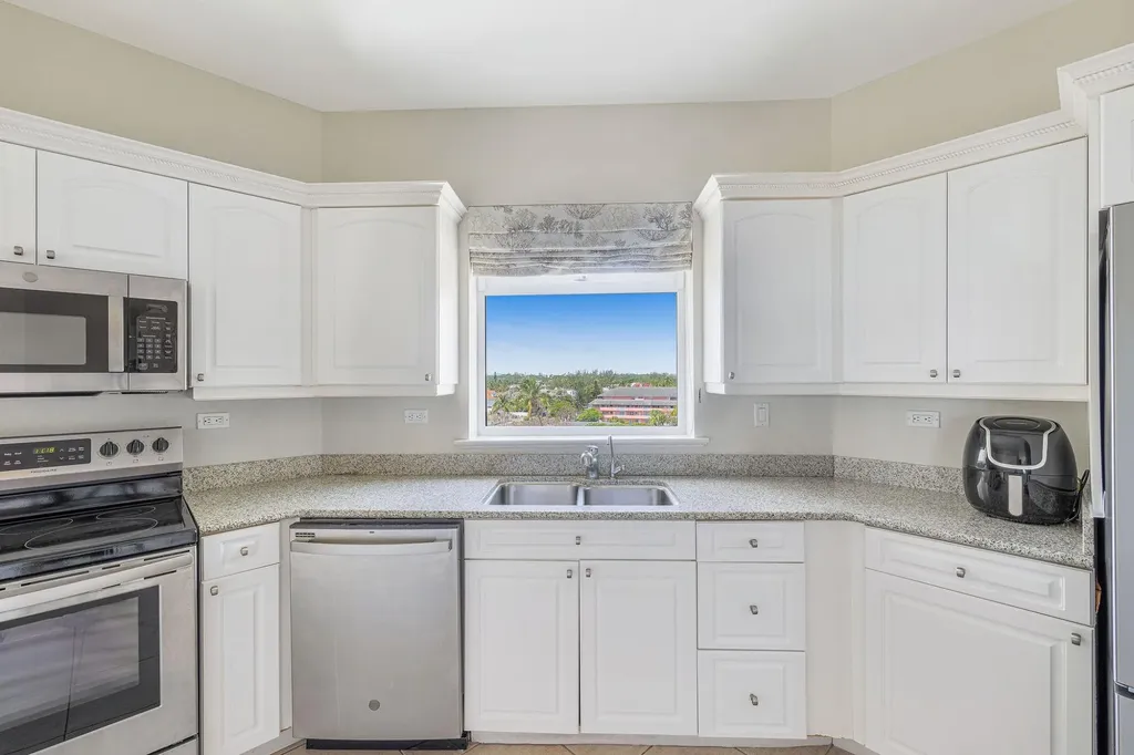 Bay Tower, Bayroc New Providence Paradise Island BS