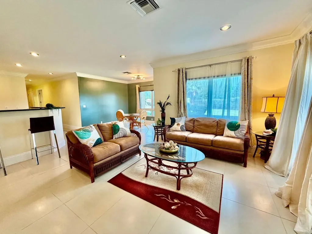 Suffolk Court Grand Bahama Freeport BS