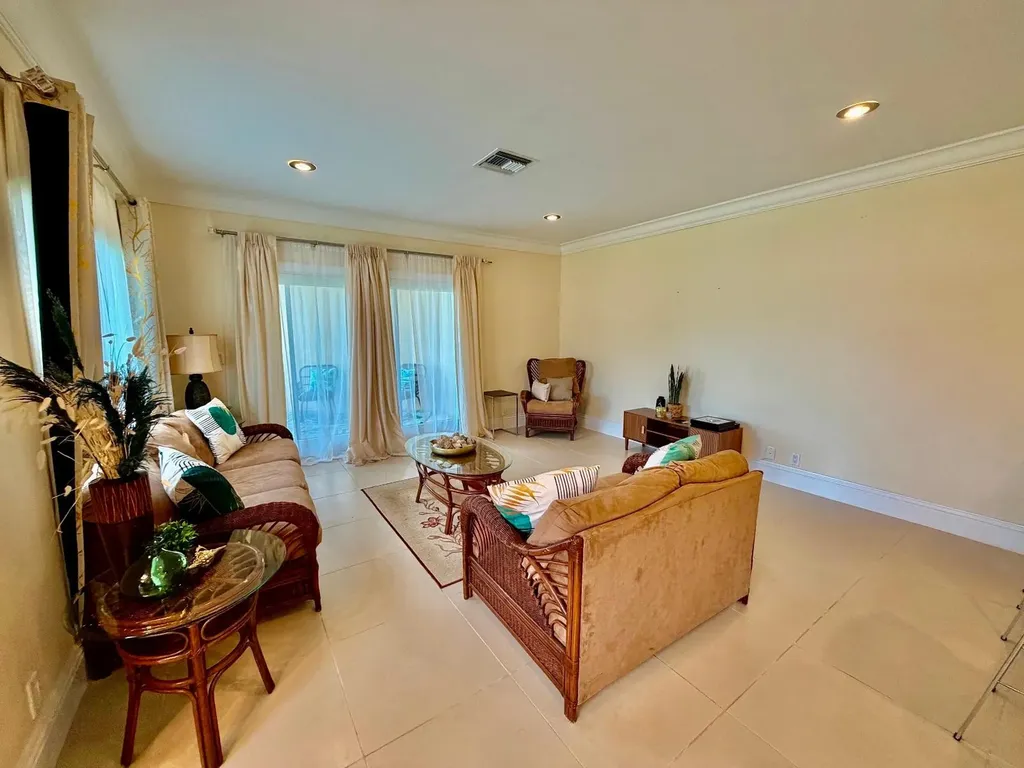 Suffolk Court Grand Bahama Freeport BS