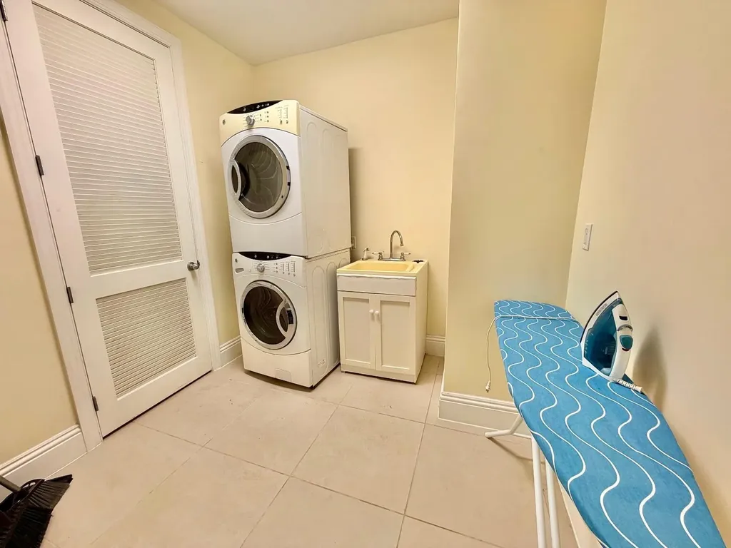 Suffolk Court Grand Bahama Freeport BS