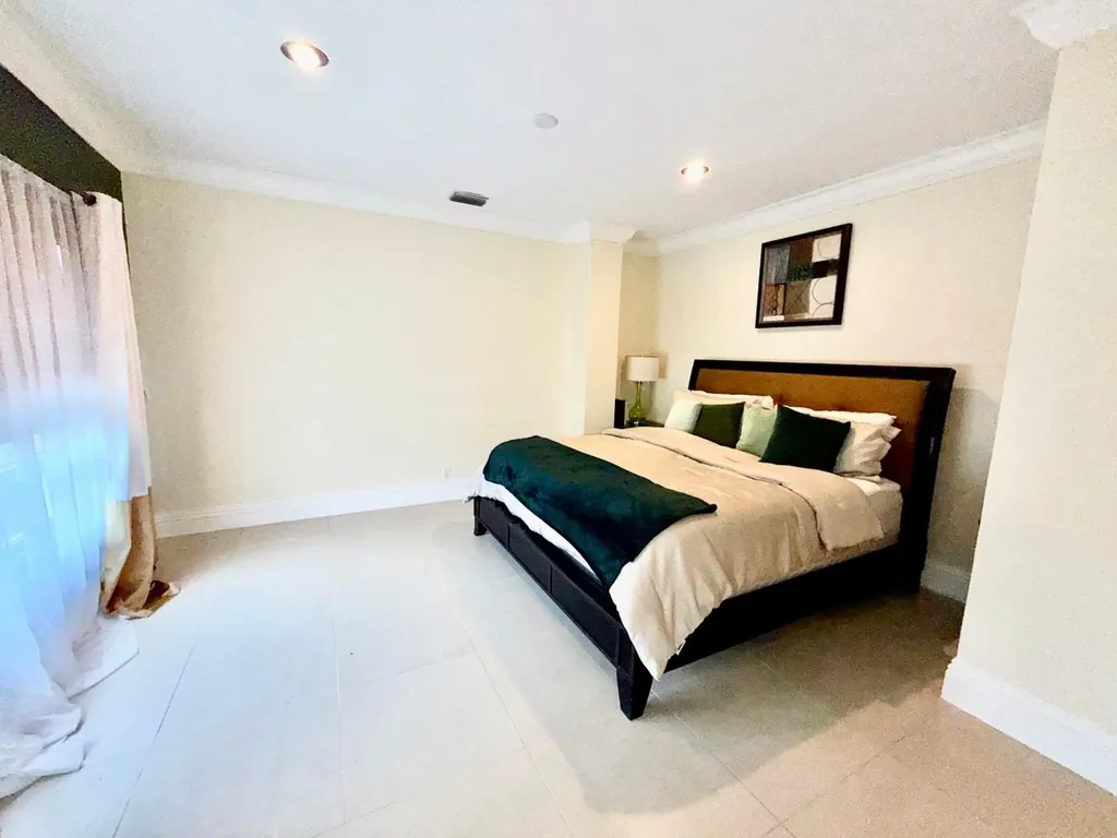 Suffolk Court Grand Bahama Freeport BS