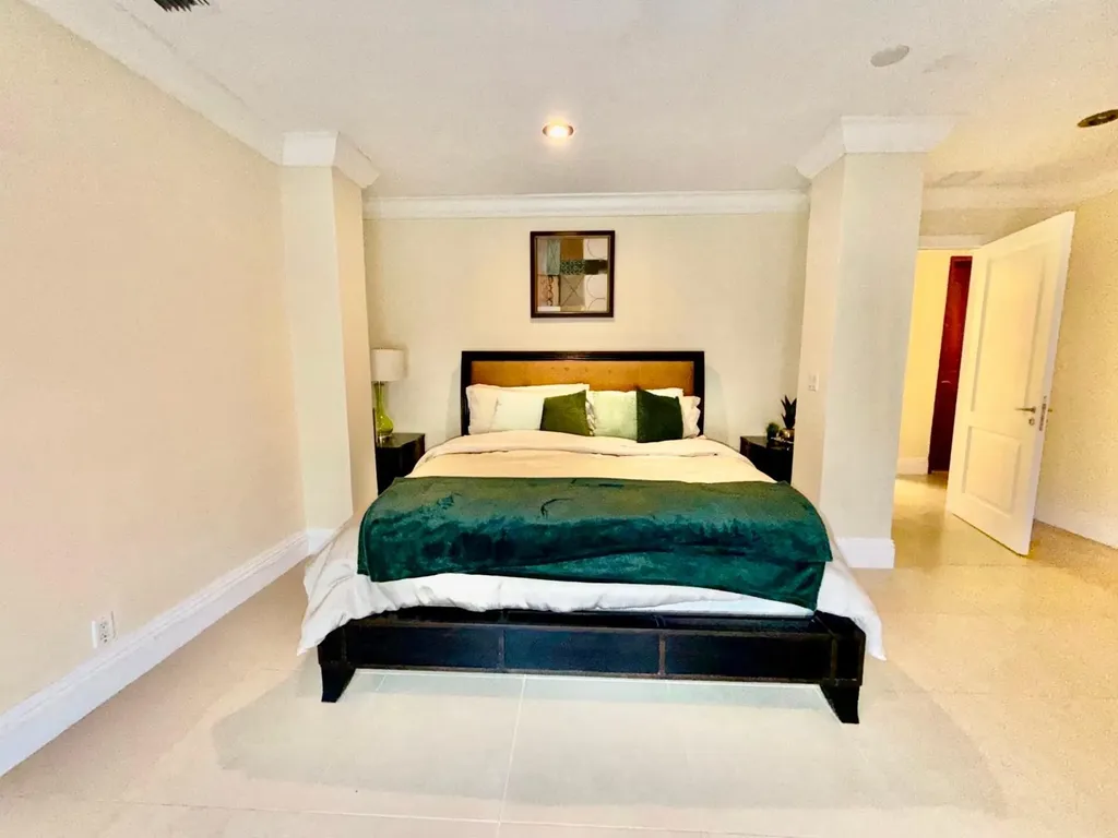 Suffolk Court Grand Bahama Freeport BS