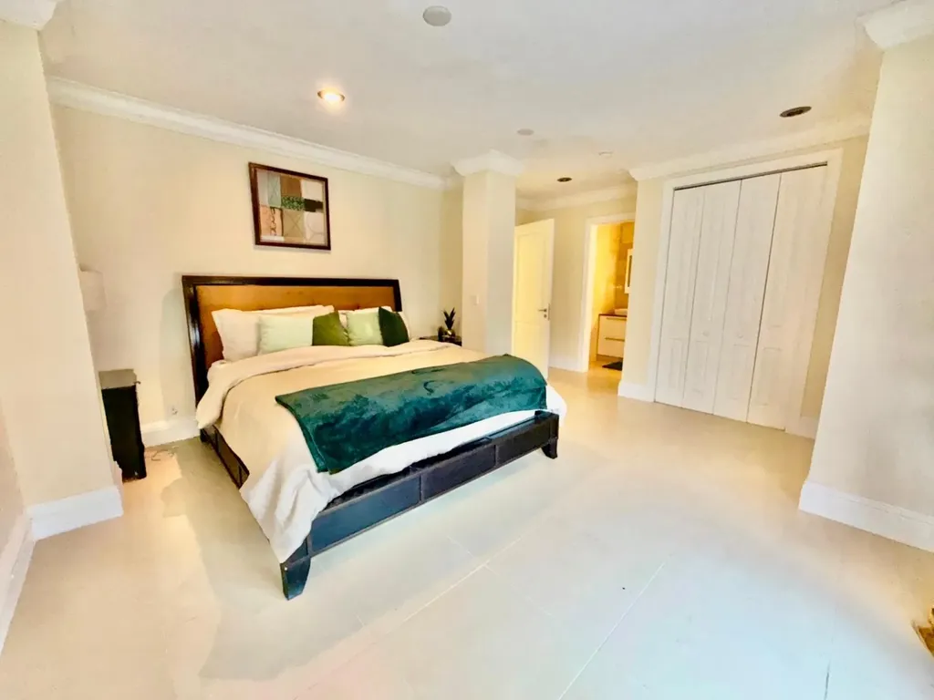 Suffolk Court Grand Bahama Freeport BS