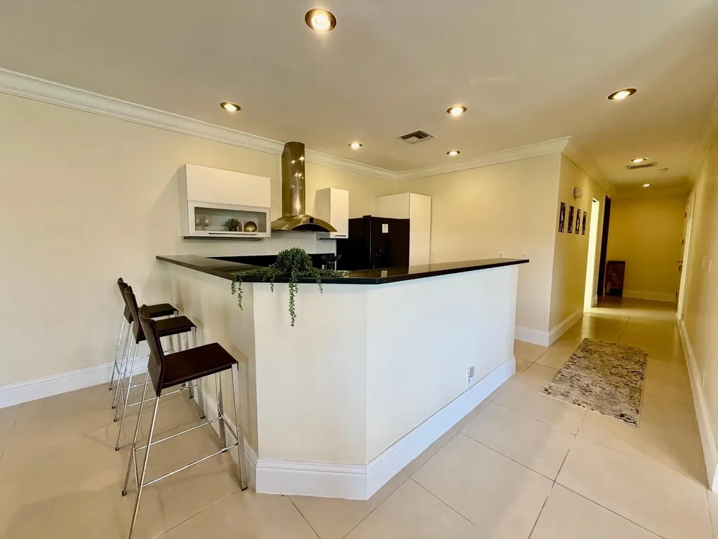 Suffolk Court Grand Bahama Freeport BS