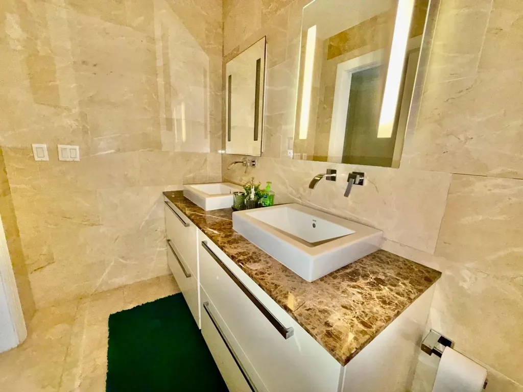 Suffolk Court Grand Bahama Freeport BS