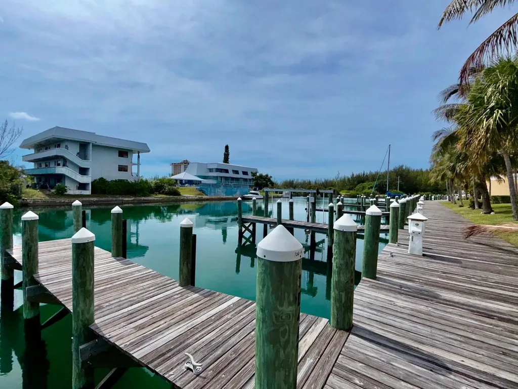 Suffolk Court Grand Bahama Freeport BS