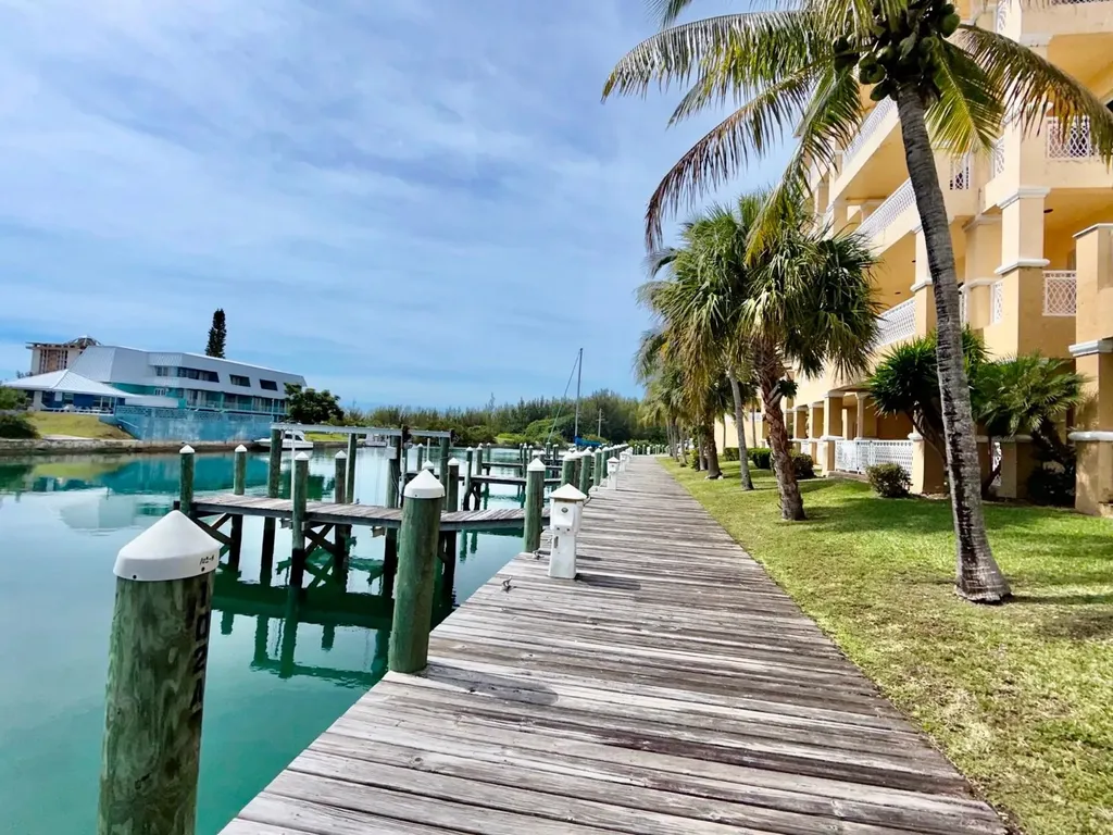 Suffolk Court Grand Bahama Freeport BS