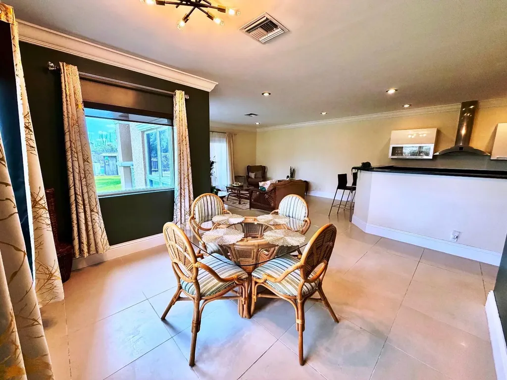 Suffolk Court Grand Bahama Freeport BS