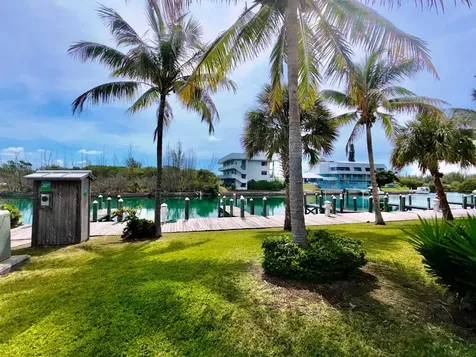 Suffolk Court Grand Bahama Freeport BS