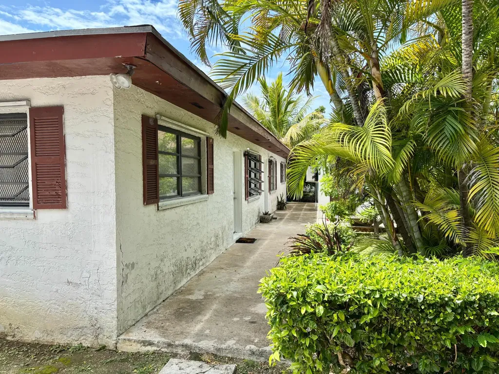 Colony Close New Providence Paradise Island BS
