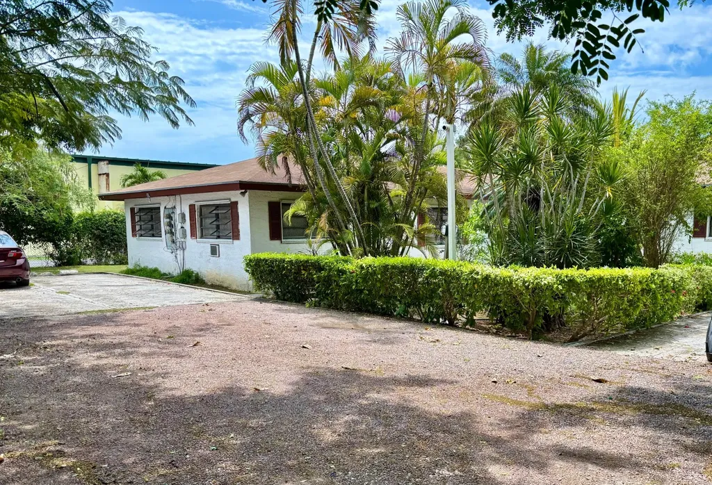 Colony Close New Providence Paradise Island BS