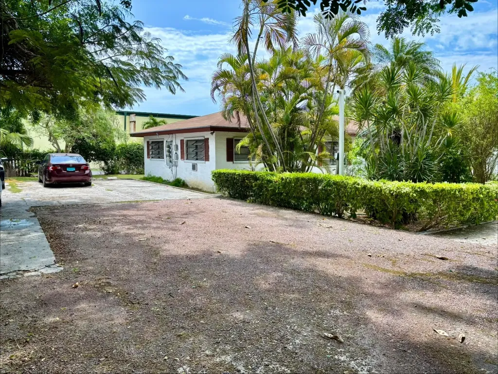 Colony Close New Providence Paradise Island BS