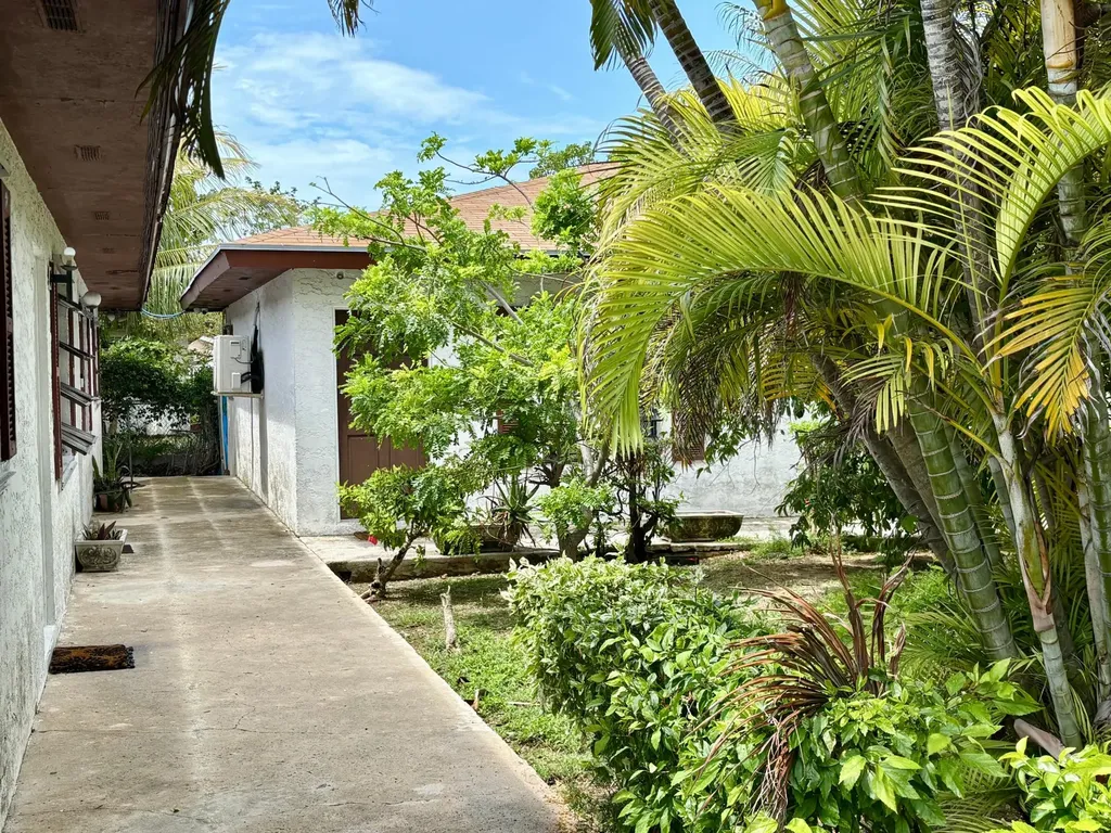 Colony Close New Providence Paradise Island BS