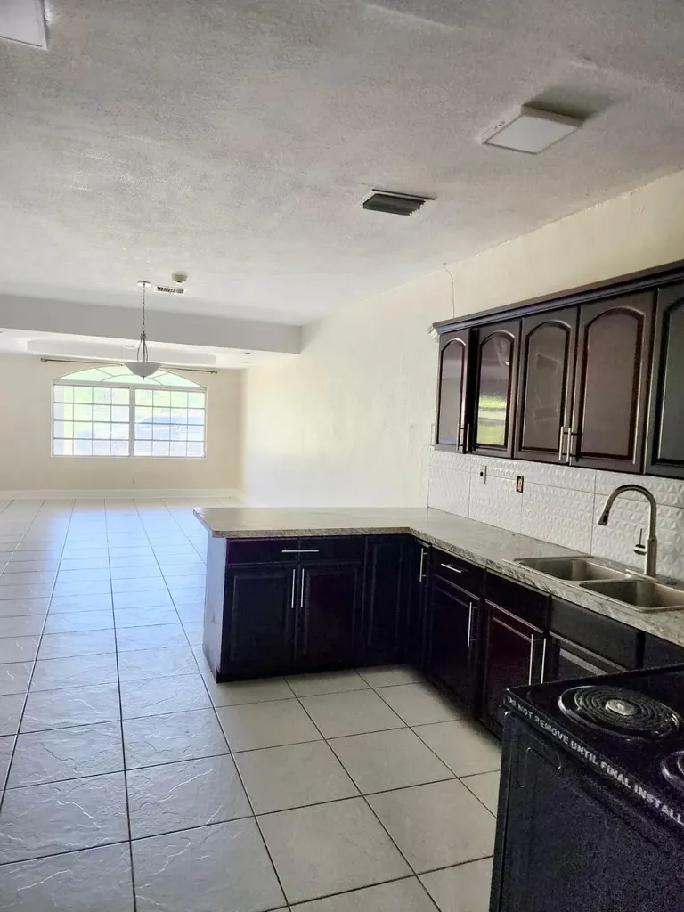 24 Hampshire Court Grand Bahama Freeport BS