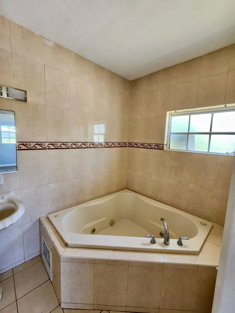 24 Hampshire Court Grand Bahama Freeport BS