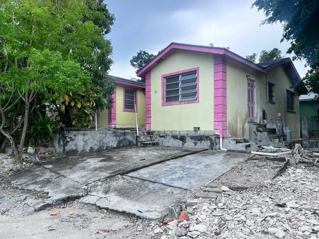Stapledon Gdns Triplex New Providence Paradise Island BS