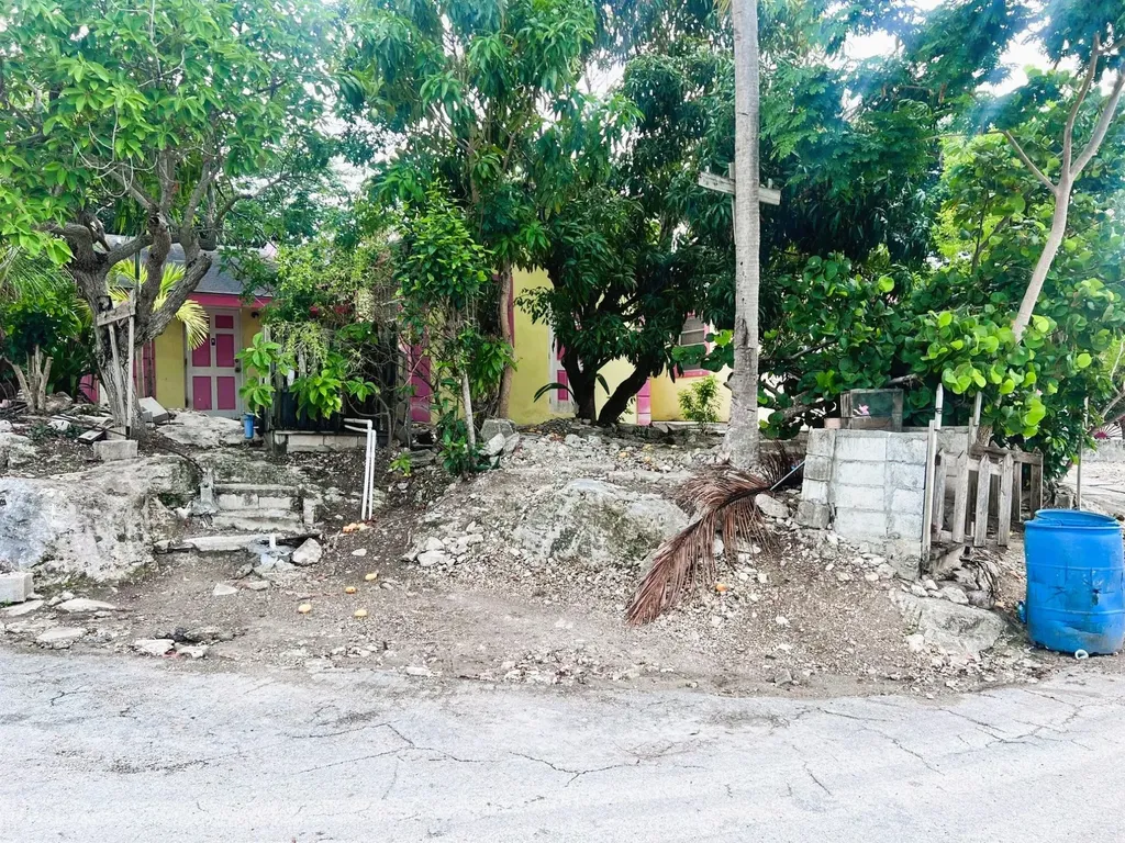 Stapledon Gdns Triplex New Providence Paradise Island BS