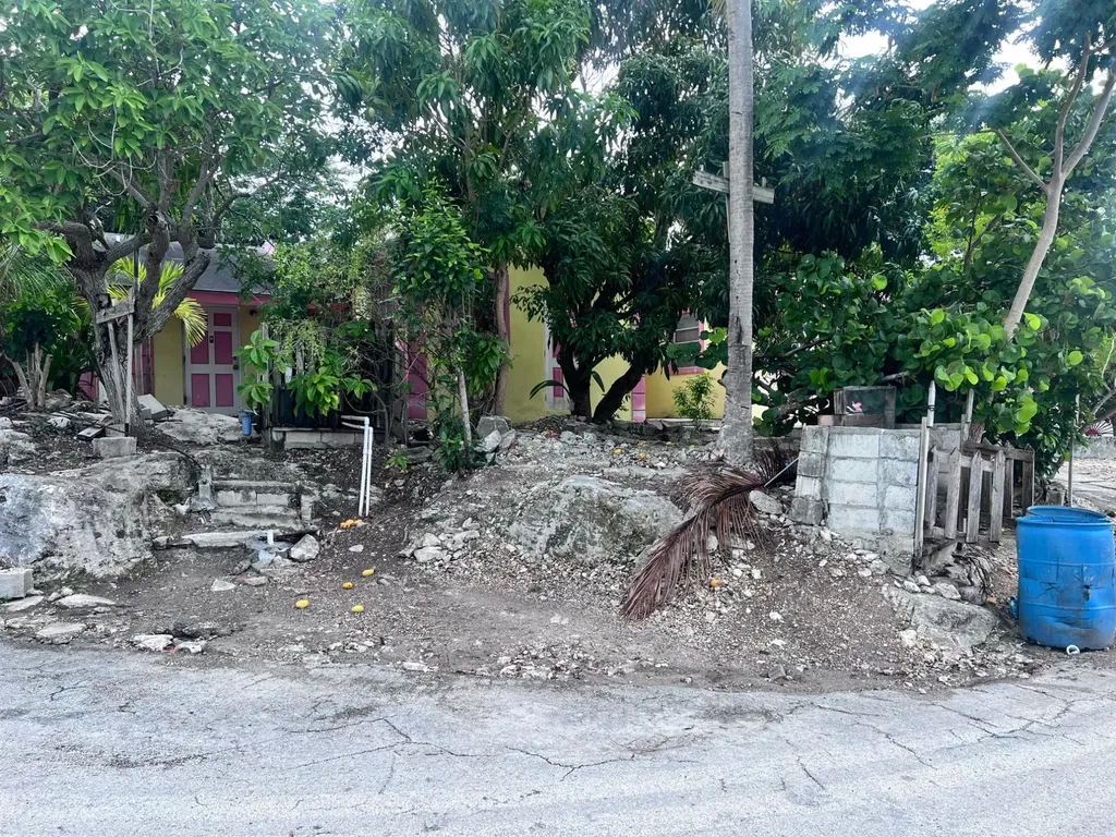 Stapledon Gdns Triplex New Providence Paradise Island BS