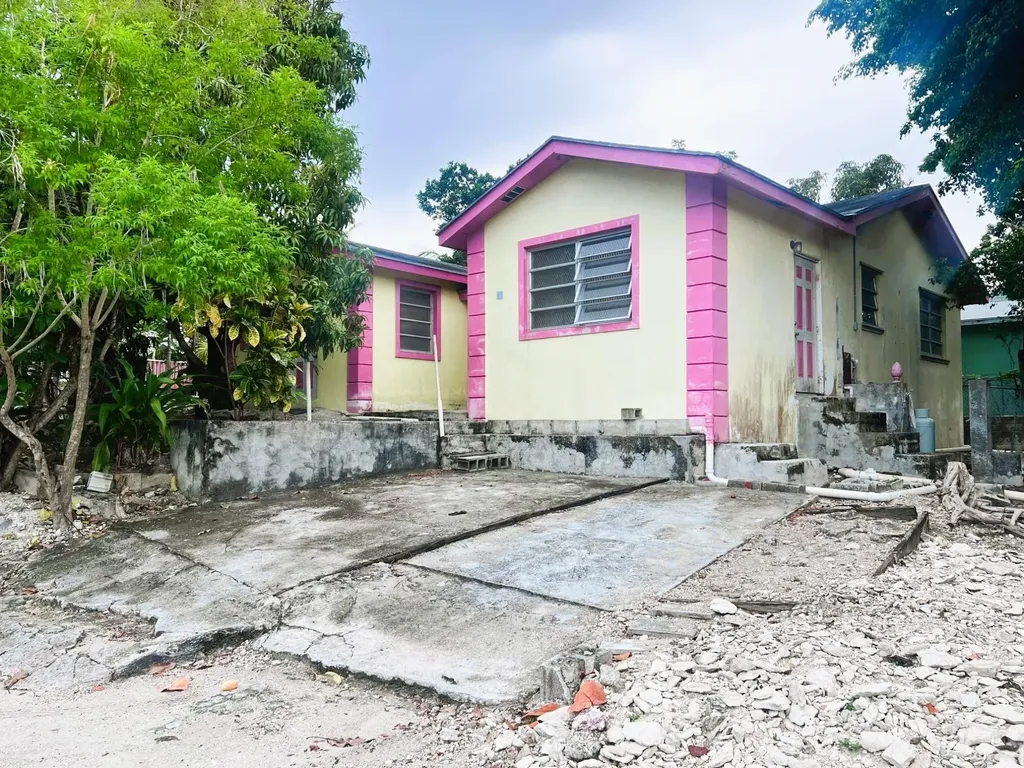 Stapledon Gdns Triplex New Providence Paradise Island BS