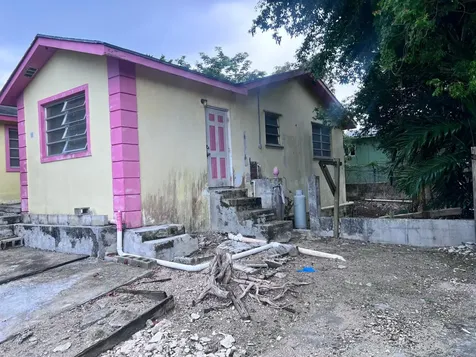 Stapledon Gdns Triplex New Providence Paradise Island BS