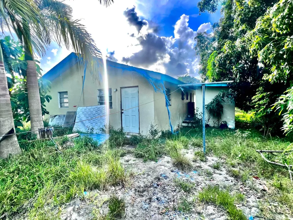 Carmichael Road Home New Providence Paradise Island BS