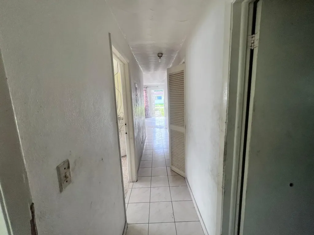 Carmichael Road Home New Providence Paradise Island BS