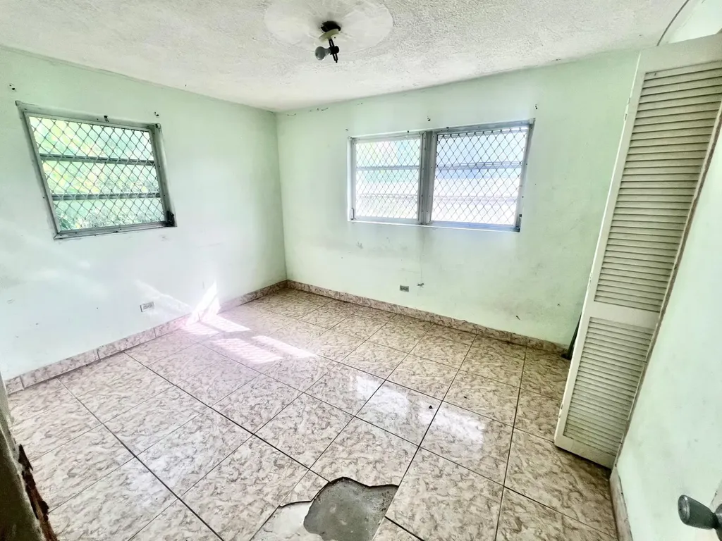 Carmichael Road Home New Providence Paradise Island BS