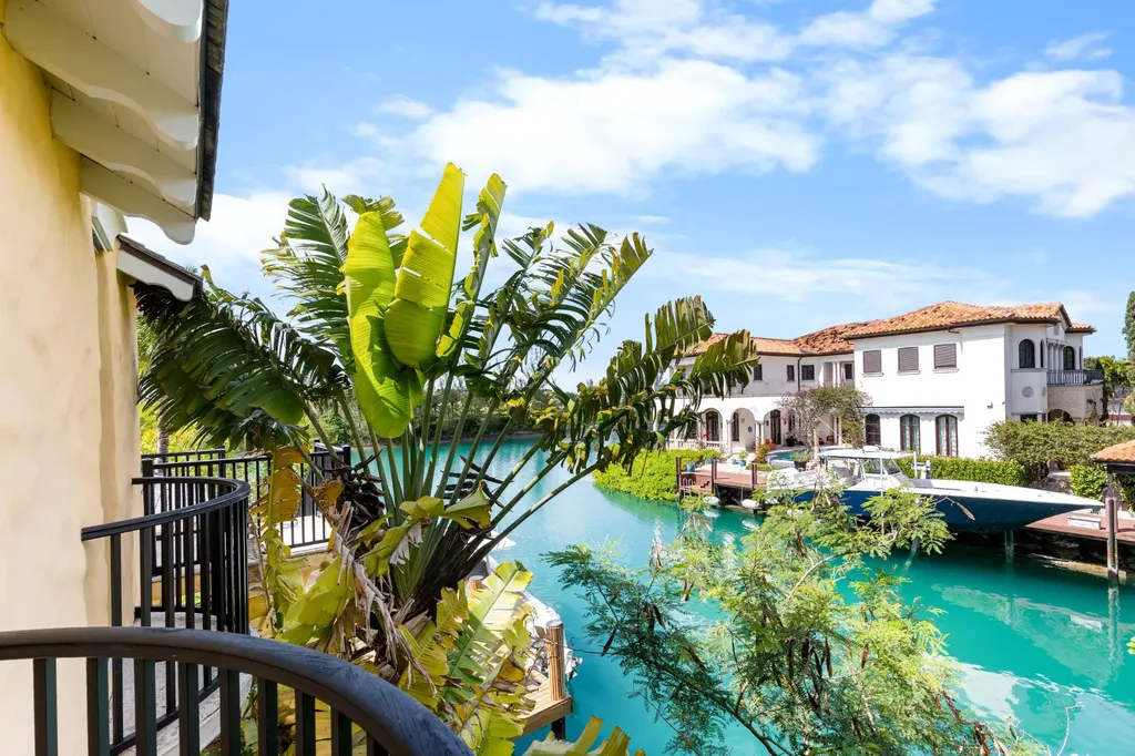 Old Fort Bay New Providence Paradise Island BS