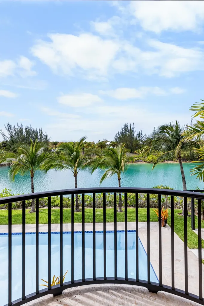Old Fort Bay New Providence Paradise Island BS