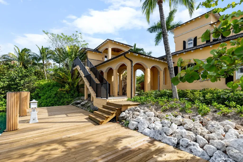 Old Fort Bay New Providence Paradise Island BS