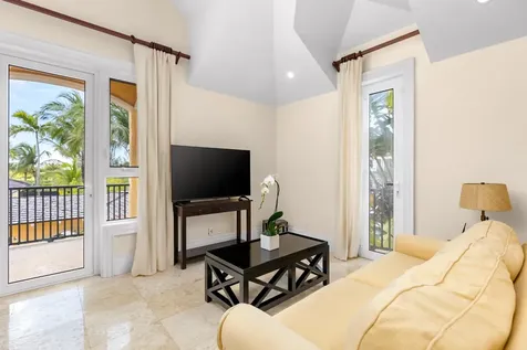 Old Fort Bay New Providence Paradise Island BS