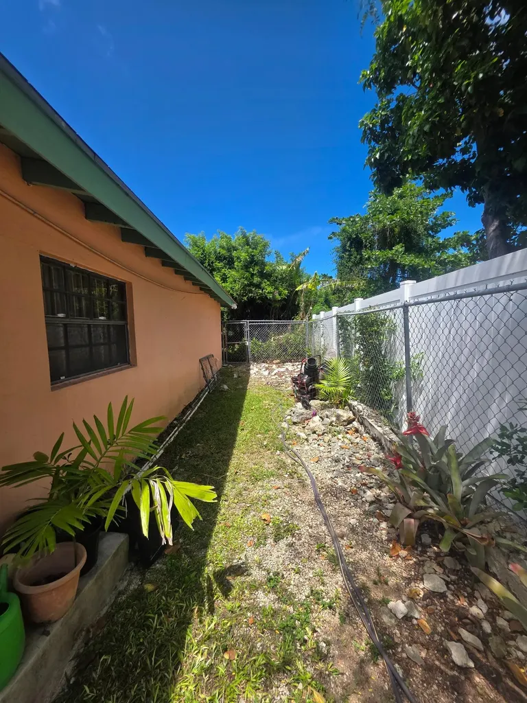 Peter Avenue & Stephens C New Providence Paradise Island BS