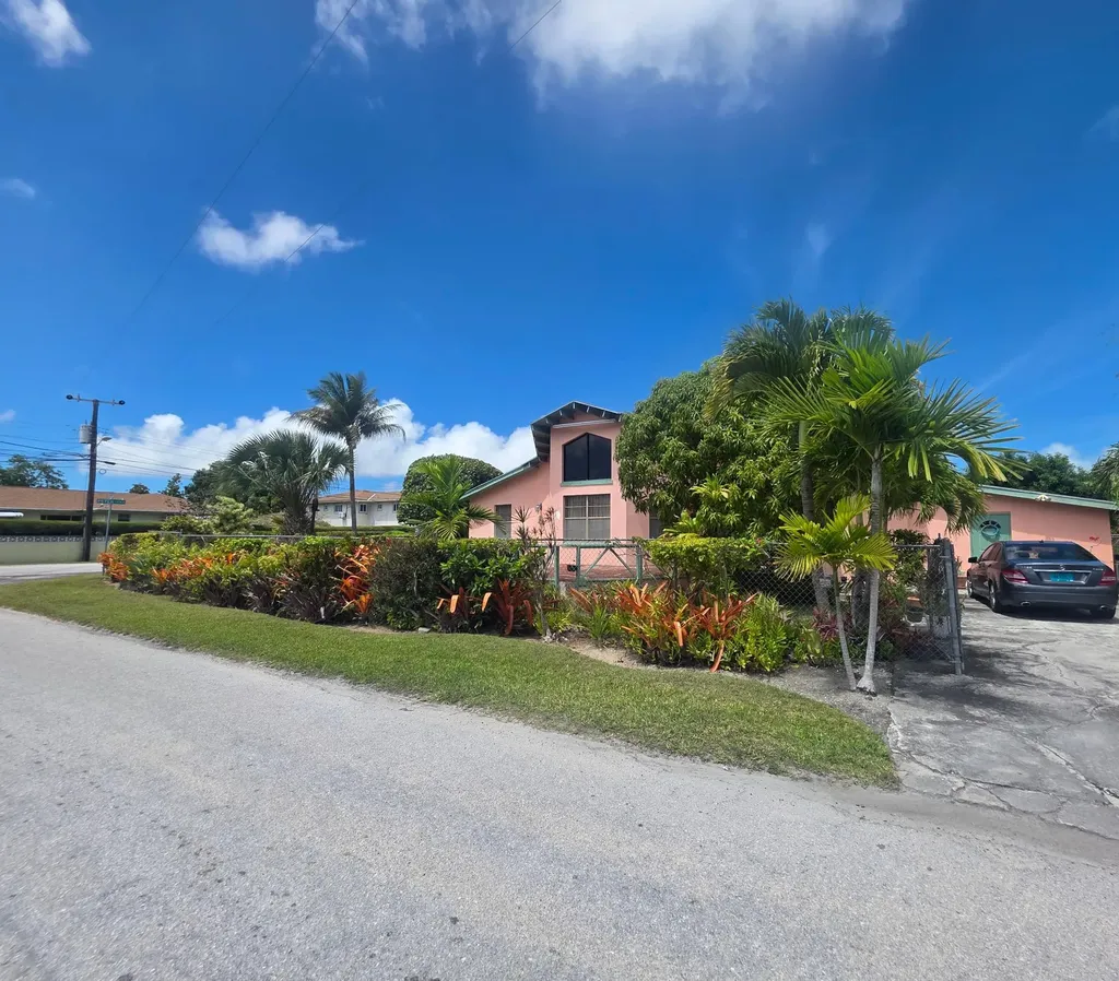 Peter Avenue & Stephens C New Providence Paradise Island BS