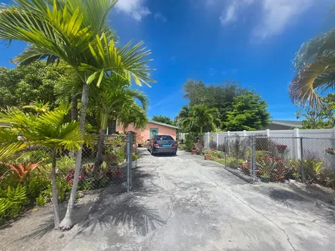 Peter Avenue & Stephens C New Providence Paradise Island BS