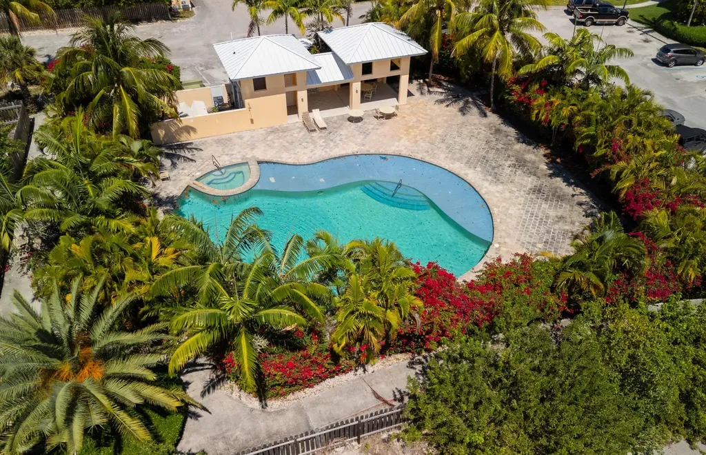 Suffolk Court Grand Bahama Freeport BS