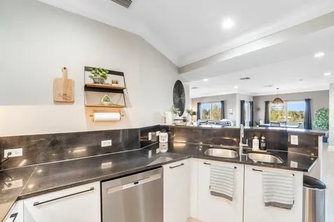 Suffolk Court Grand Bahama Freeport BS