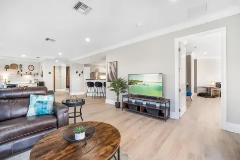 Suffolk Court Grand Bahama Freeport BS