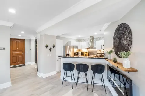 Suffolk Court Grand Bahama Freeport BS