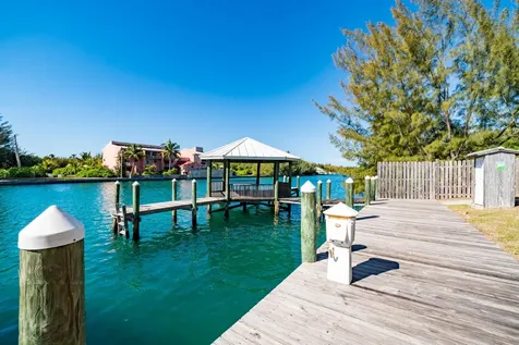 Suffolk Court Grand Bahama Freeport BS