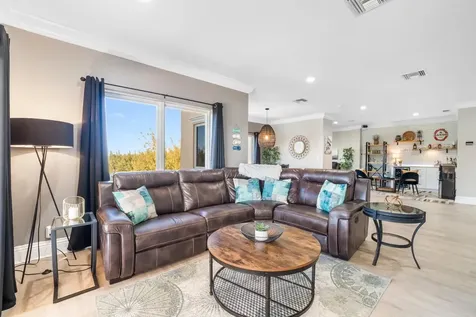 Suffolk Court Grand Bahama Freeport BS