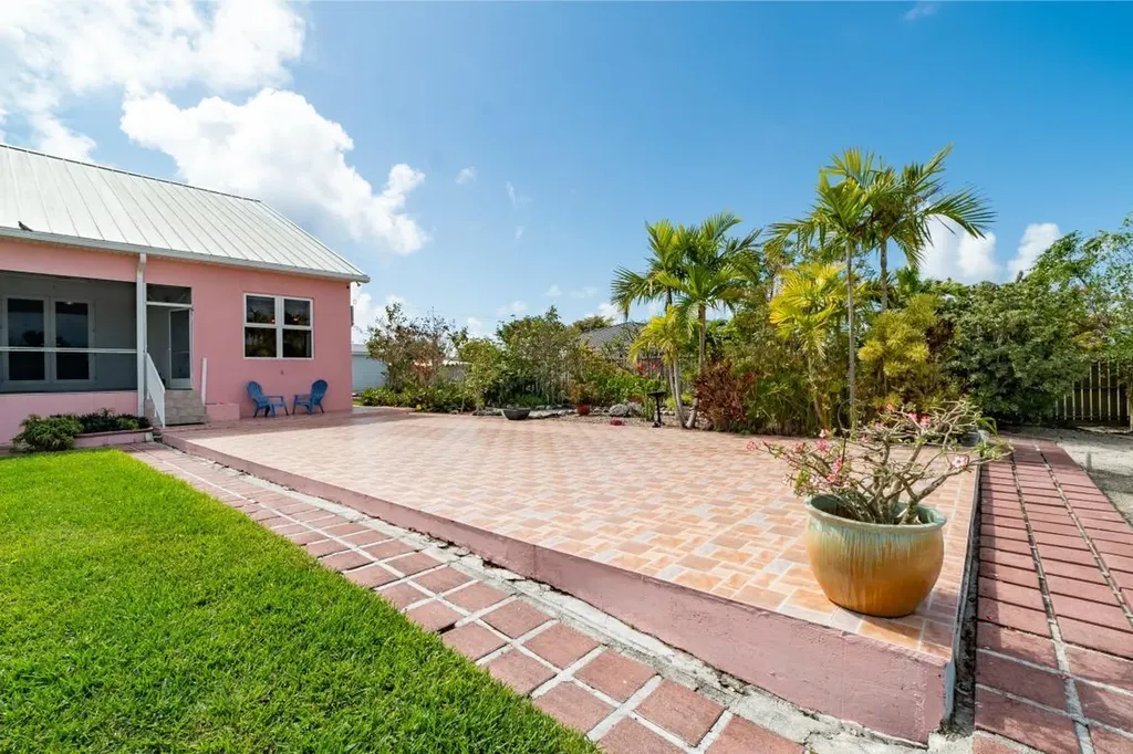 Royal Palm Way Grand Bahama Freeport BS